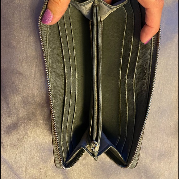 Michael Kors bag with matching wallet - Picture 4 of 11